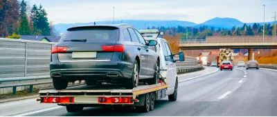 Auto mit Schaden wird auf einem Hänger mitgenommen